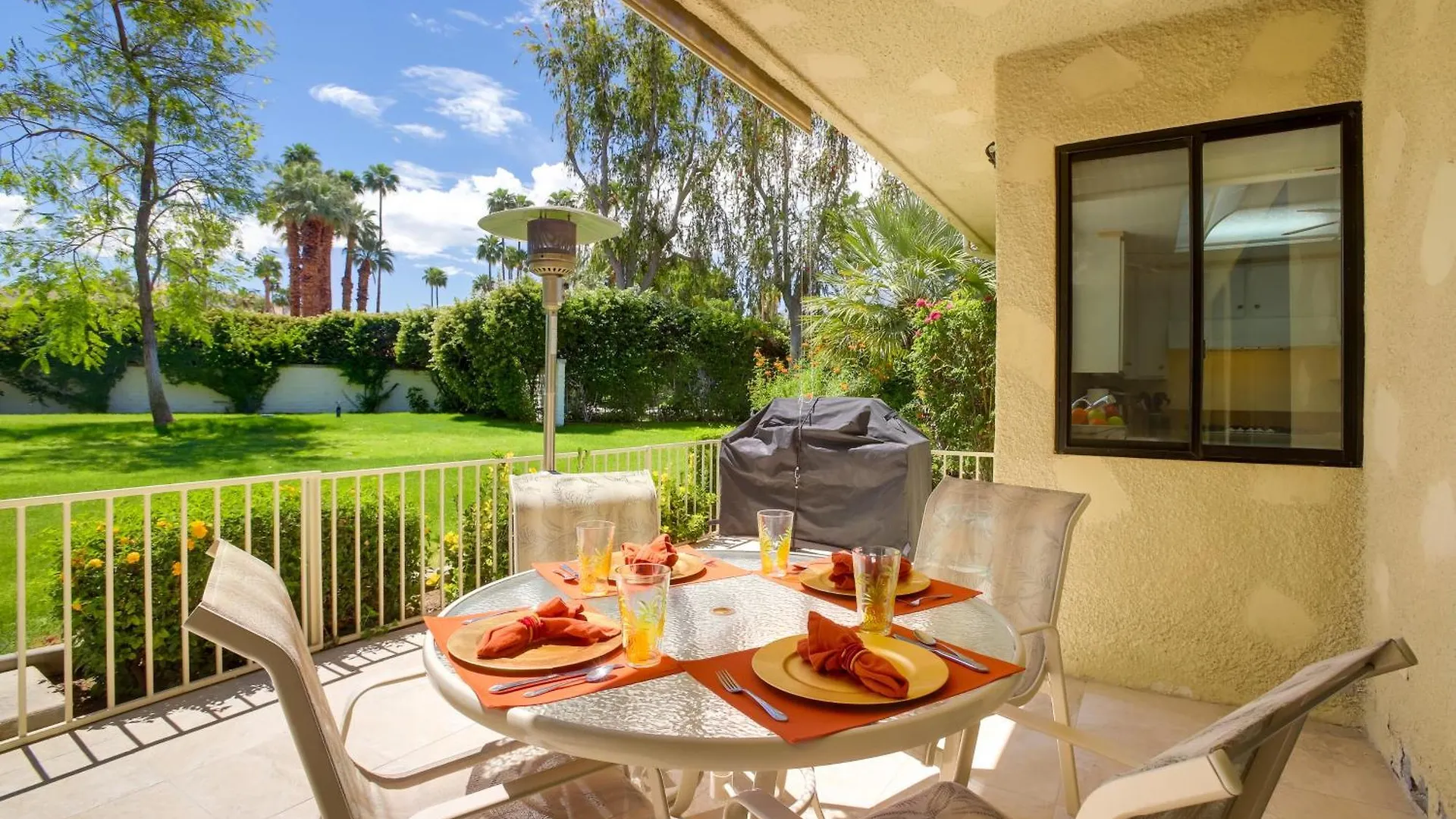 Apartment Ferienwohnung Sunny Palm Springs Haven Fenced Patio, 6 Pools!