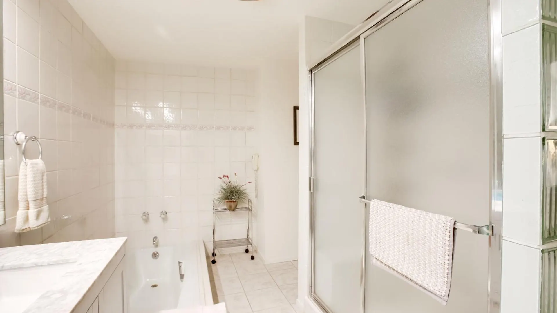 Apartment Ferienwohnung Sunny Palm Springs Haven Fenced Patio, 6 Pools!